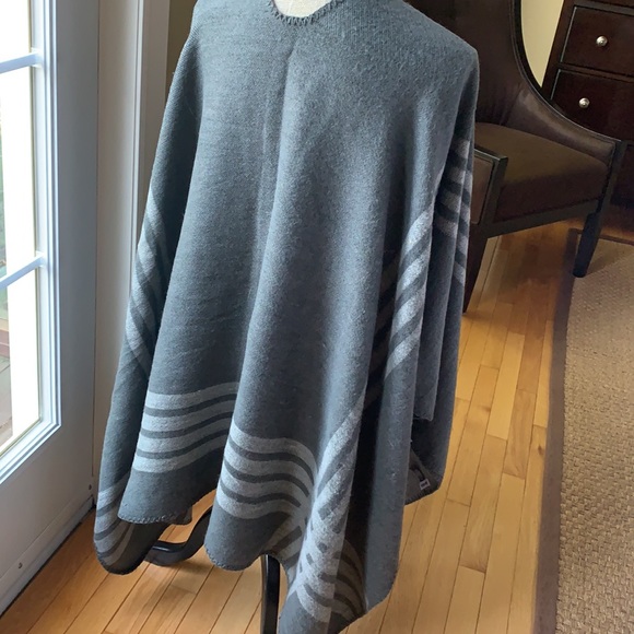 BB Dakota reversible-grey shawl - Picture 3 of 6